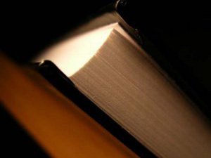 На азербайджанском языке издана книга «Сломанные крылья»