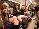 Участники акции Езды на метро без брюк удивили лондонцев - ФОТО